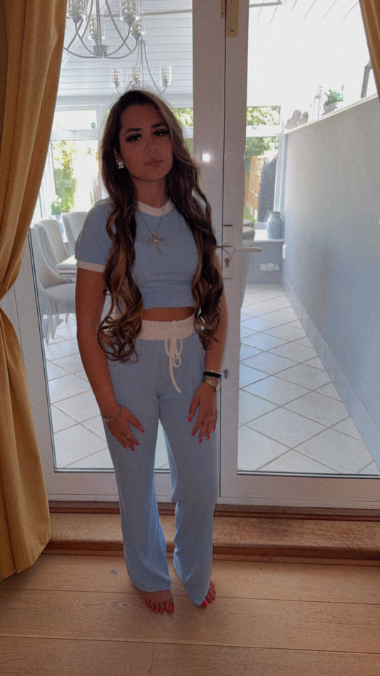 Annaliese airport outfit